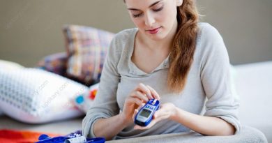 girl with glucose meter